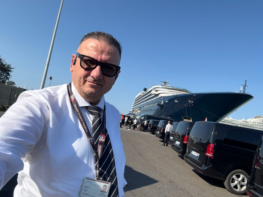 SM Tourist Assistance Service e Limousine di Florin Comsa